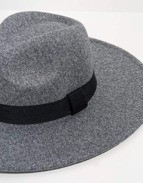 Sombrero de fedora azul con lazo negro