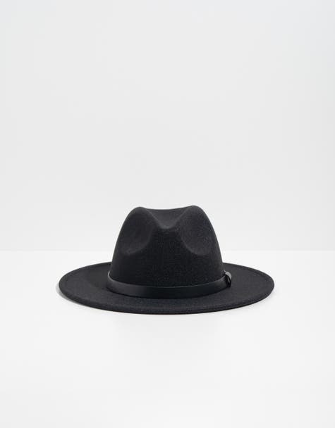 Sombrero de fedora negro con detalle de tira con pu y apliques metalicos
