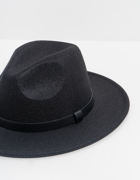 Sombrero de fedora negro con detalle de tira con pu y apliques metalicos