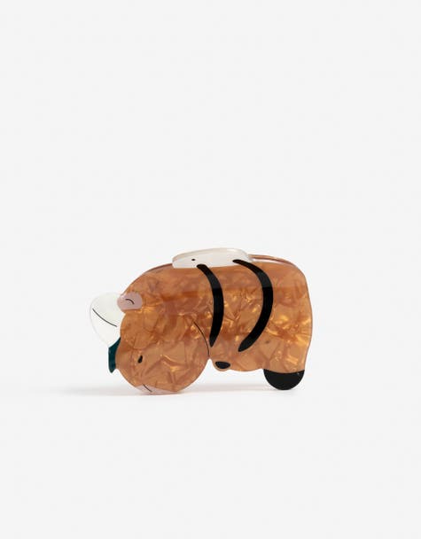 Broche carpincho de acrilico.
