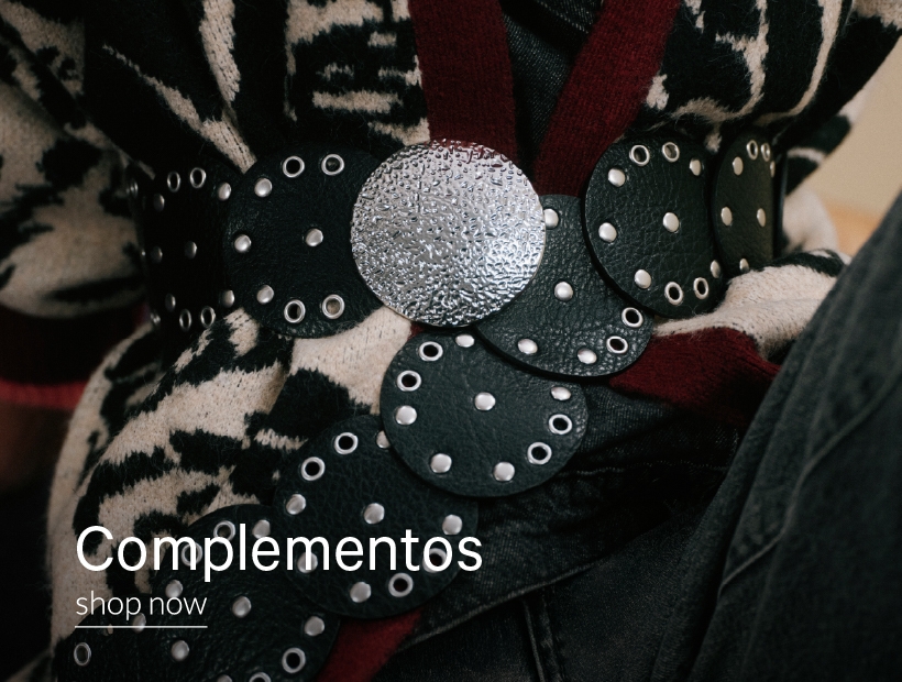 Mujer sonriendo con kimono y aros y collar con forma de corazon. Con inscripción "Textil. Shop Now"
