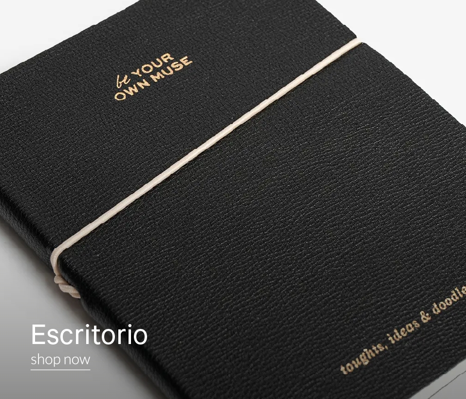 Llaveros colgados de una cartera. Con inscripción "Complementos. Shop now"