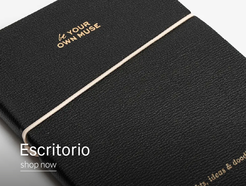 Llaveros colgados de una cartera. Con inscripción "Complementos. Shop now"