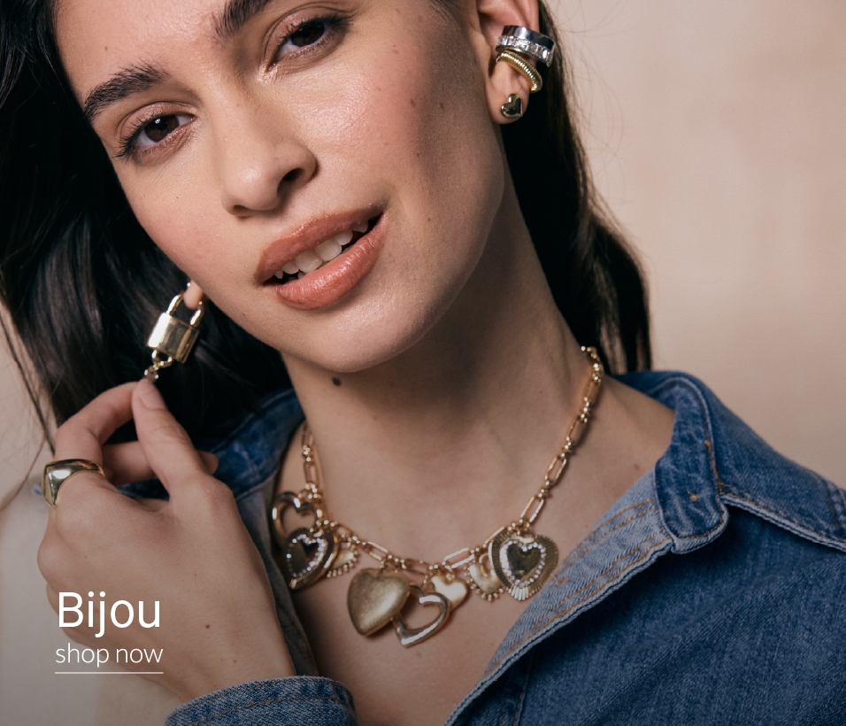 Mujer mostrando aros dorados. Con inscripción "Bijou. Shop Now"