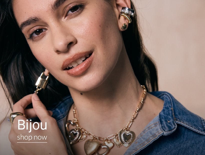 Mujer mostrando aros dorados. Con inscripción "Bijou. Shop Now"